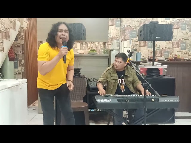 Sang pencipta lagu Legendaris Minang Populer dan Indonesia Alextri Caniago, menyanyikan lagu. class=