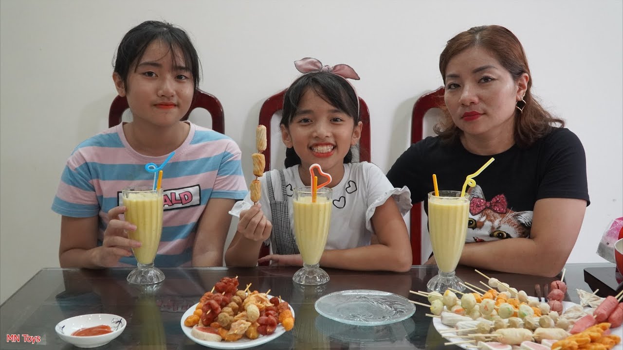 Ba Mẹ Con Xiên Viên Chiên Thập Cẩm và Xay Sinh Tố Chanh Leo - Gia Đình Vui Vẻ - MN Toys