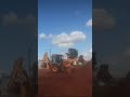 Retro escavadeira  ajuntando  a terra