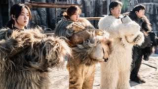 動物園を再建するためスタッフがリアルな着ぐるみを着て客を呼ぶ!?映画『シークレット・ジョブ』予告編