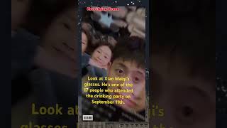 Through the reflection in Xiao Maiqi's glasses: The person with their hands tied is Yu Menglong.