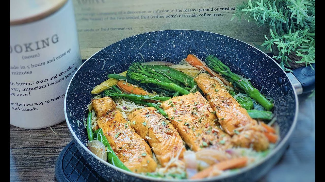 Prêt en 15min! Saumon à l'asiatique et nouilles sautées aux légumes