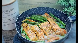 Prêt en 15min! Saumon à l'asiatique et nouilles sautées aux légumes
