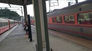122次潮州發車經由山線開往基隆的PP自強號，和562次潮州發車經由海線開往花蓮的E213單電頭+新式自動門莒光號