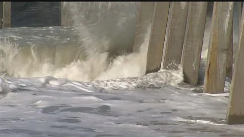 Windy conditions prompt closure of Naples Pier