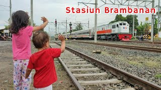 Berburu Kereta Api di Stasiun Brambanan