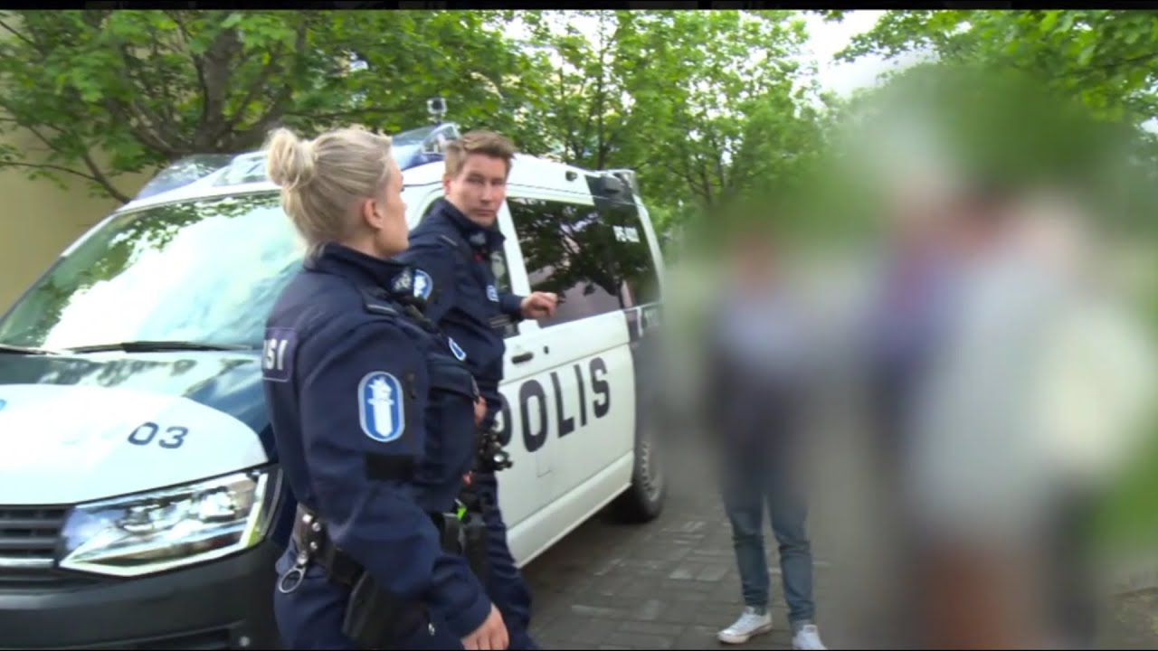 Etsintäkuulutettu alaikäinen hyppii koulun katolla - Poliisit Kuopio