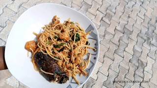 How to Prepare Nigerian Spicy Spaghetti with Chicken and Dried Fish - MDEVAAN360