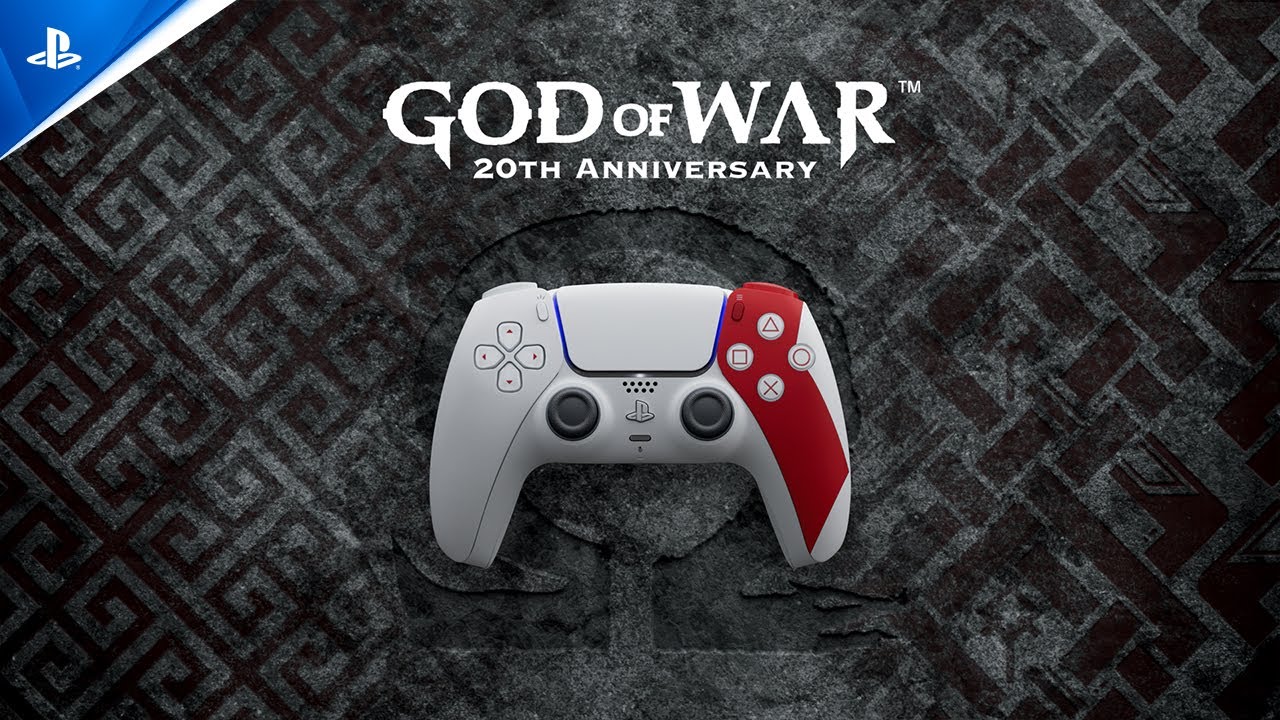 Controle DualSense de PlayStation 5 com design temático de God of War, mostrando as cores cinza-cinza e a tatuagem vermelha de Kratos.