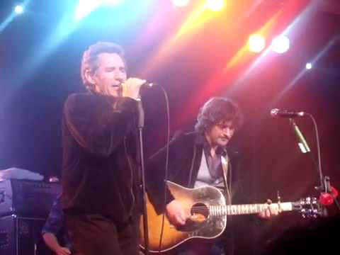 Bajo la lluvia - Miguel Ríos y Quique González
