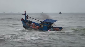 Tàu cá vào bờ tránh bão bị sóng đánh