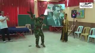 عسكري باللباس الرسمي للجيش السوري يرقص مع فتاة بزي شركسي