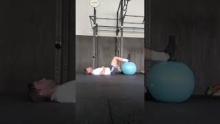 Isquio isometrico apretando fitball tumbado 2