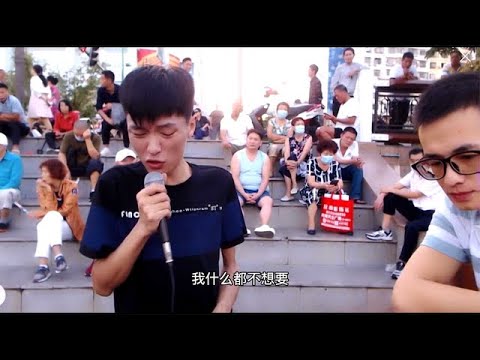 街头歌手一首《南城花落》我愿意用一切换与你天荒地老