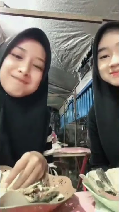 kelakuan cewe saat makan enak