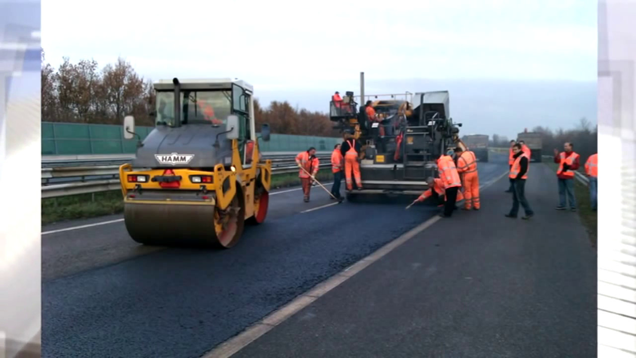 Самовосстанавливающийся асфальт - YouTube