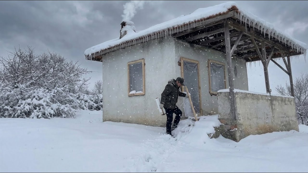Холодная зимняя ночь в заброшенной охотничьей хижине — я сделал окно и дверь.