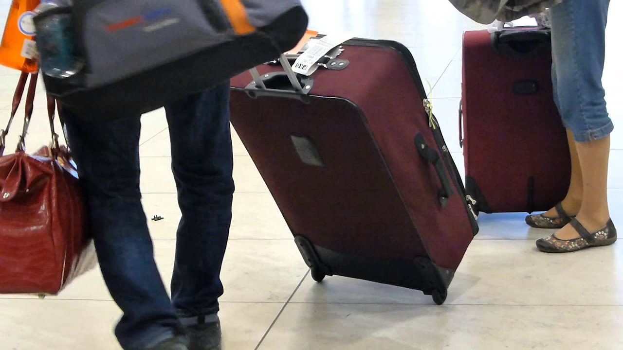 7583, Personas recogiendo sus maletas en el aeropuerto 2 [Raw], Viajes y  turismo - YouTube