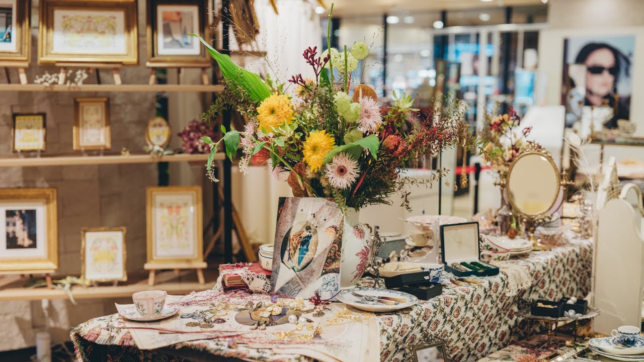 Временный магазин, похожий на французский блошиный рынок