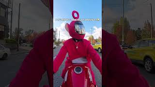 Guy spots biker in a Teletubby costume and can't believe his eyes 😂 @6shot.magnum