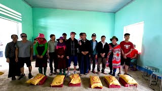 Bác Trưởng thôn cùng 25 hộ làm đường ở Hoang mạc đá nhận quà của Chú Việt ở Hà Nam . Thào Mí Linh