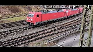 Passau Hbf: Schwerer Güterzug mit Doppeltraktion fährt an, nachdem Container-Zug vorbeigefahren ist