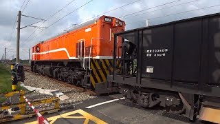 7802次貨物列車通過斗南鎮部前寮平交道