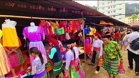 Chợ phiên Đồng Văn mua đồ về nhà em Sình. Nguyễn Tất Thắng