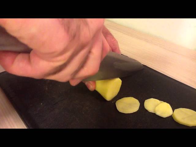 émincer finement une pomme de terre en rondelle - cuisiner pomme de terre 