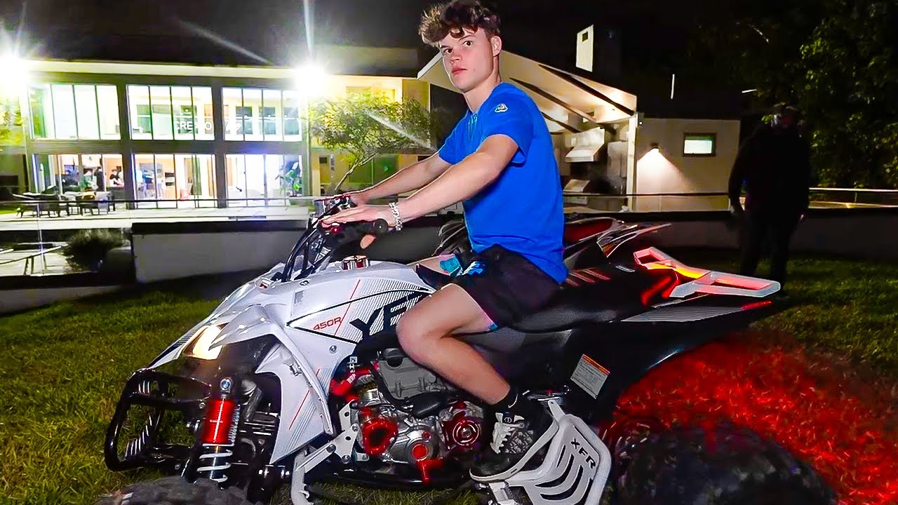 Джек катается на мотоцикле по бездорожью в своем особняке стоимостью 10 000 000 долларов