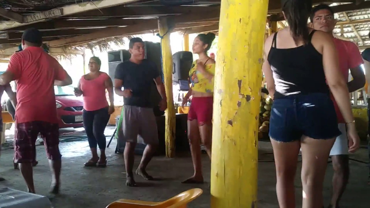 Y Las Mujeres Lo Bailan Asi