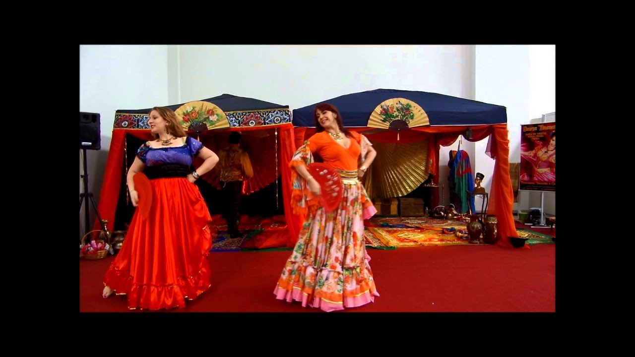 SILVIA BRAGAGNOLO E NINA MEDEIROS   DANÇA CIGANA COM LEQUE