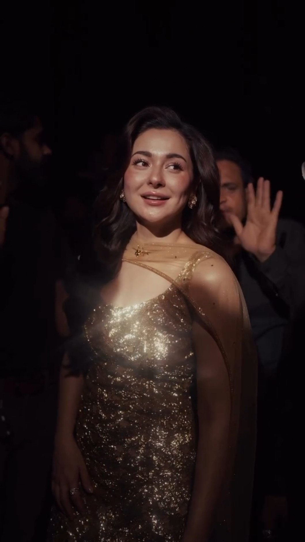 Hania Amir RECREATES Deepika Padukone's ICONIC entry from Om Shanti Om✨#haniaamir #deepikapadukone
