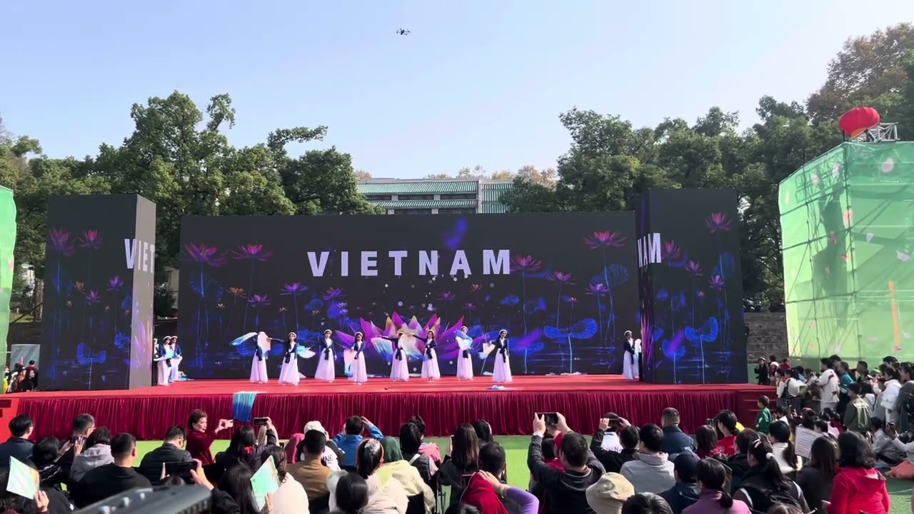 Tiết mục《怒放》(Vô lượng ~ Bóng phù hoa ~ Thị Mầu) - Team Du học sinh Việt Nam tại Đại học Vũ Hán 2024