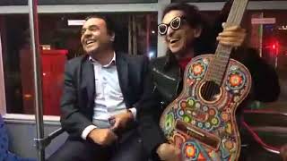 Alex lora El tri en Queretaro paseandose en el Qrobus