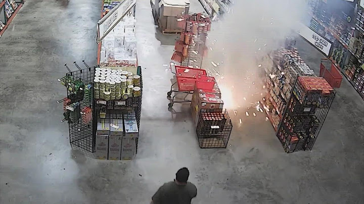 Groep steekt vuurwerk af in winkel in Texas en steelt vervolgens vuurwerk