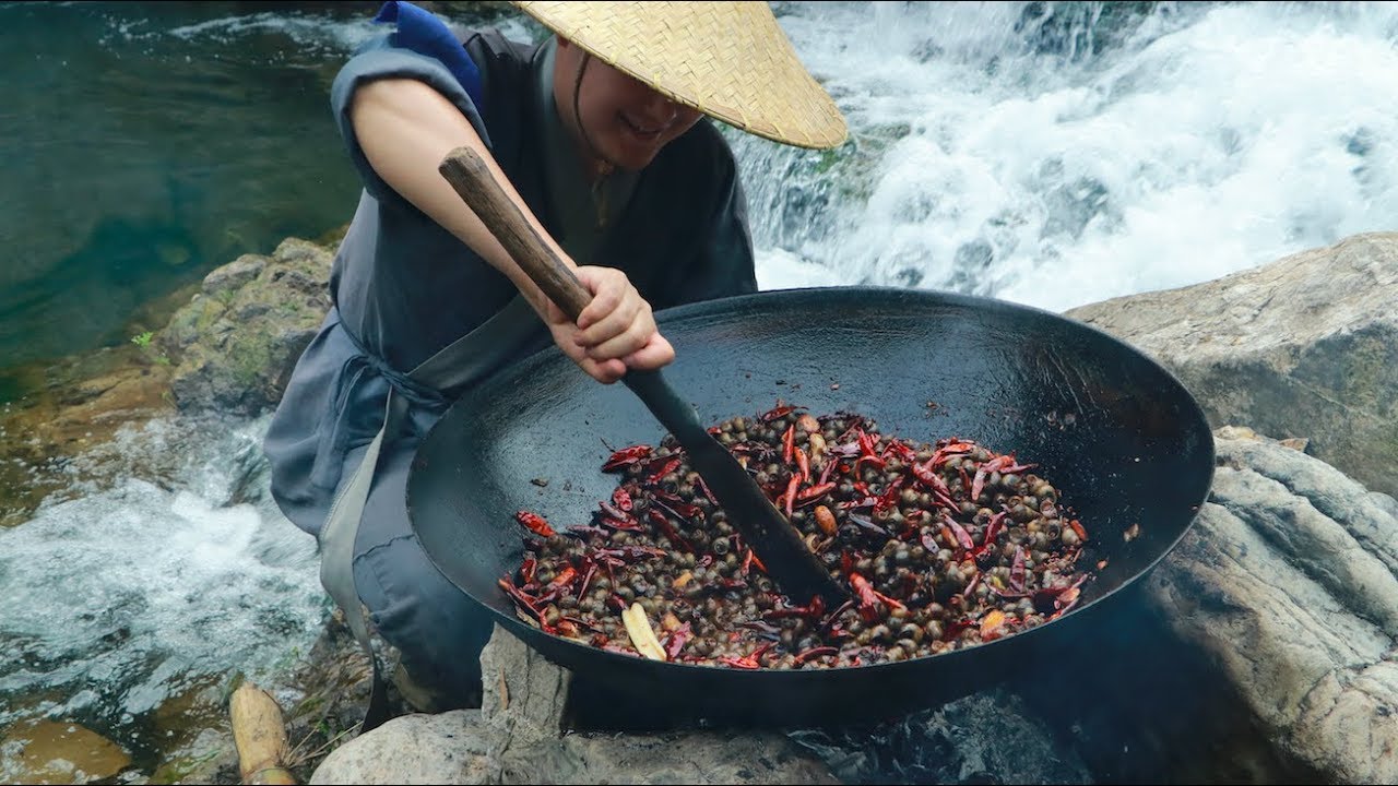 【Shyo video】秘製麻辣田螺，小伙一人吃一鍋，真過癮