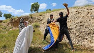 Saving Zainab and her daughter from the storm by a young man