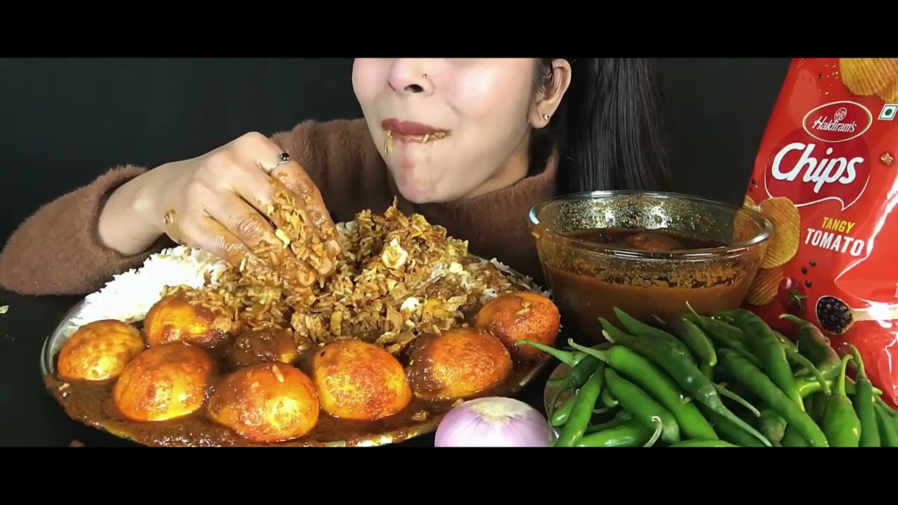 EATING EGG AND RIDE WITH GRAWE CHIPS AND GREEN CHILLE AND ONION BIG BITE 