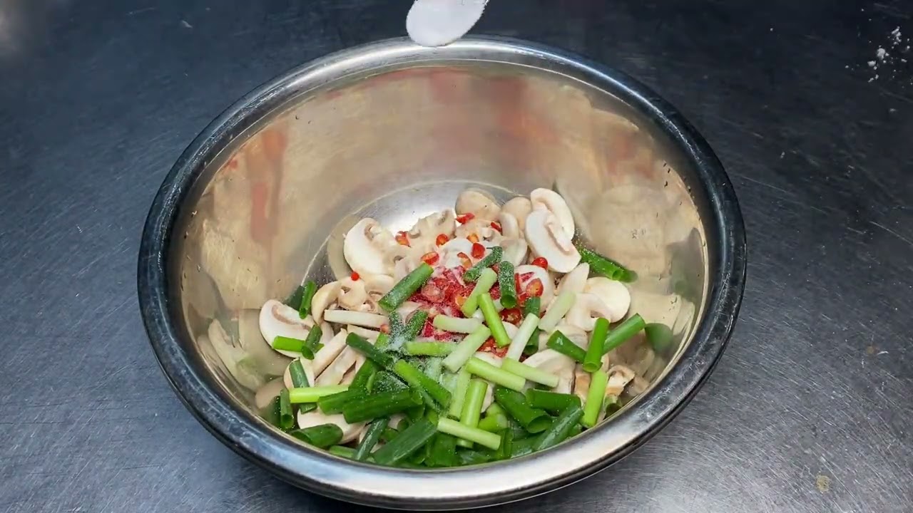 生拌口蘑 生拌口蘑149集｜年夜饭爽口凉菜，又简单，又方便，味道老绝了。#年夜饭菜单提前曝光了