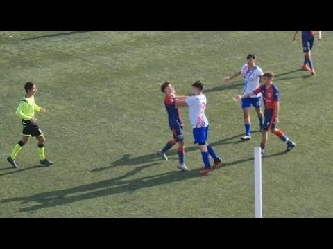 Video: L'ostruzione è un fallo nel calcio?