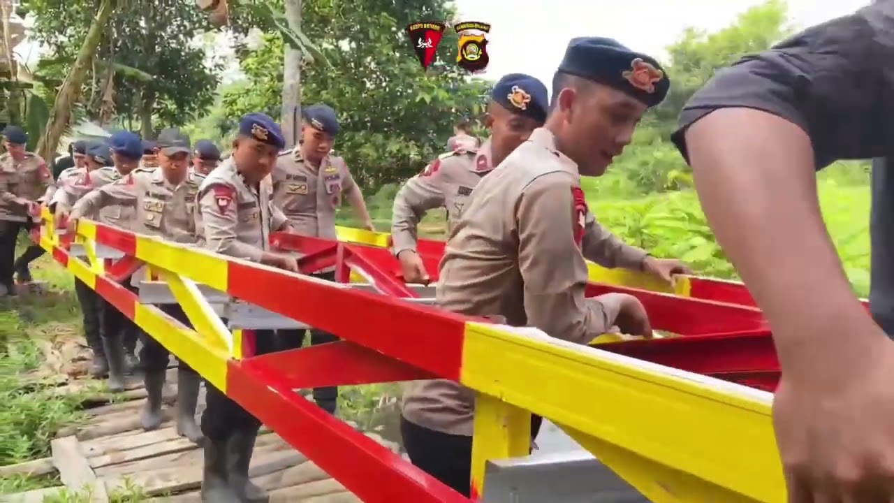 Aksi Peduli Personel Brimob Sumsel, Melaksanakan Kegiatan Pembuatan Jembatan Di Desa Belanti