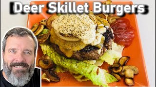 Рецепт гамбургера с оленем на чугунной сковороде | Приготовление оленины | Рецепт бургера с оленем 🍔