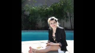 Katy Perry vs Pixie Lott - Who has the sexiest feet?