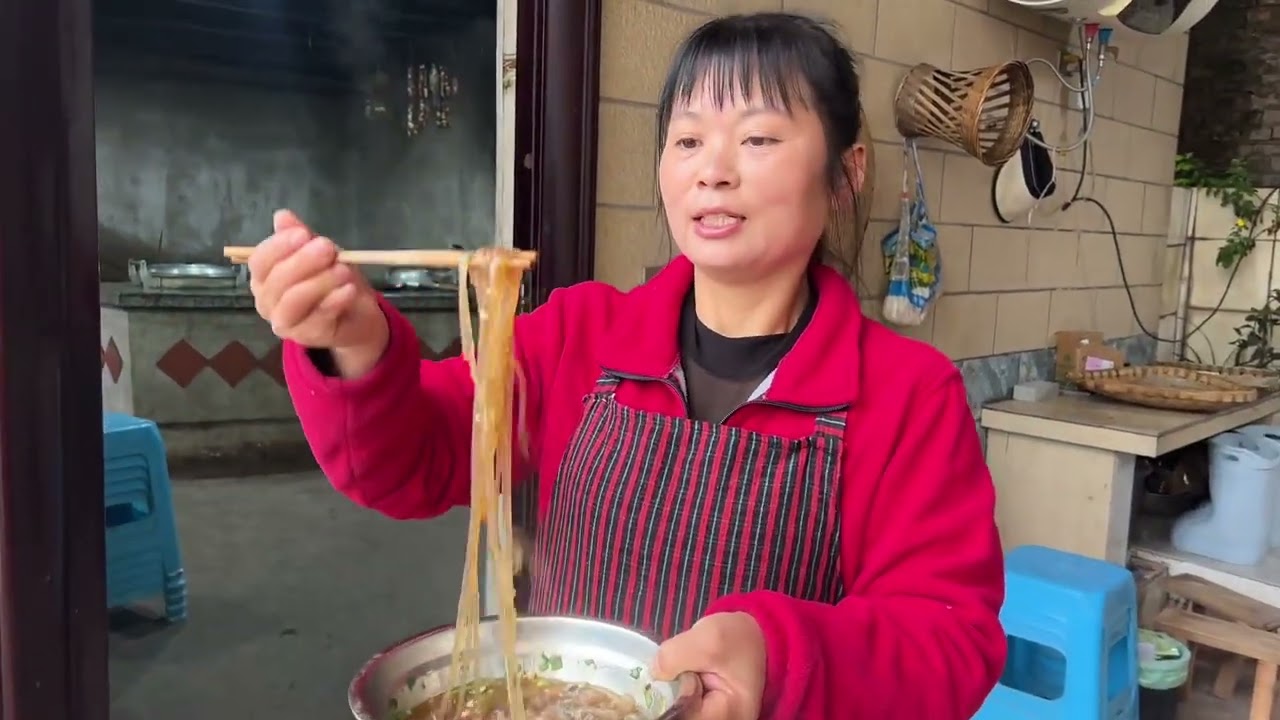 今天容姐和永强一起把红苕条粉撕出来，虽然手工粉麻烦了点儿