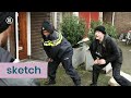 Dief en politieagent maken TikTok-duet | Sketch