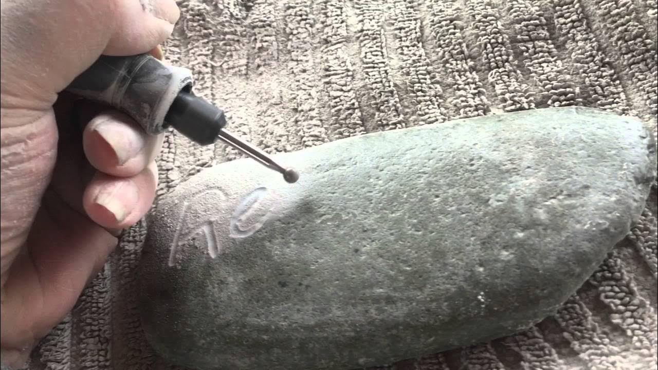 Техники обработки камня. Обработка камня гравером. Ручная гравировка по камню. Резьба по камню гравером. Гравировщик по камню.