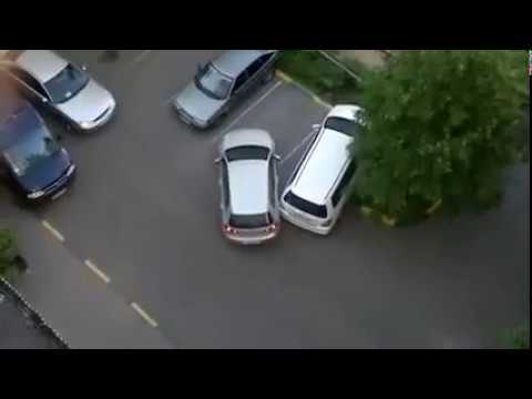 ორი ქალი მძღოლი ერთმანეთს პარკინგზე შეხვდა და..