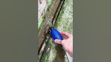 Bơm tay hút cặn thay nước. Một thứ không thể thiếu đối với dân nuôi cá