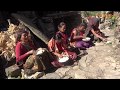villagers cooking and eating in the big joint family || village food kitchen || lajimbudha ||
